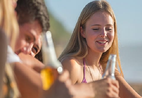Grid-ST_teenagedrinking_SM-01 - Smart-Fill Teenagers sharing alcohol