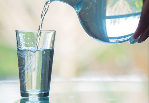 Grid-SmartTake-KidneyStones - Smart-Fill Pitcher of water being poured