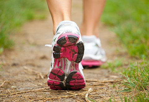 Grid-diabeteswalkingSM-01-01 - Smart-Fill Closeup of tennis shoes on a dirt path